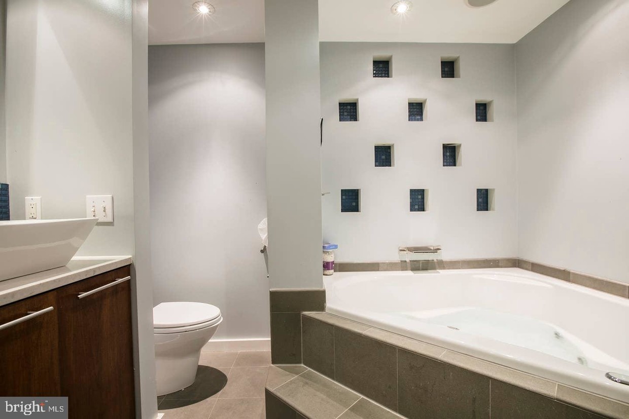 Foto principal - 2038 18th St NW
