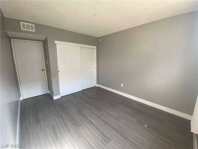 Foto del edificio - 1089 E Desert Inn Rd