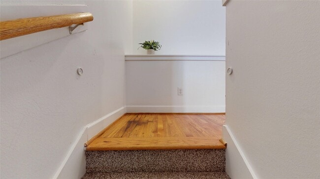 Foto del edificio - 8715 Meadowcroft Dr