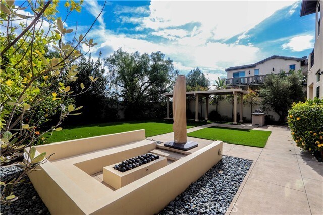 Building Photo - 102 Calderon