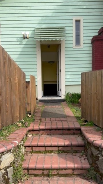 Gated Private Entry - 3405 NE Ainsworth St