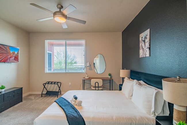 Building Photo - 2044 S Willow Creek Apartment