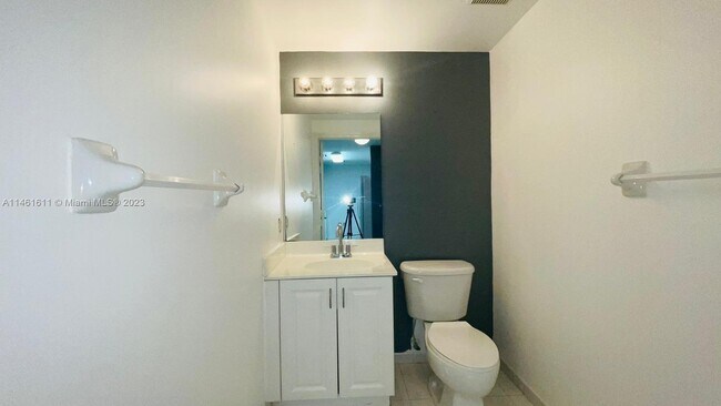 Building Photo - 215 SW 42nd Ave