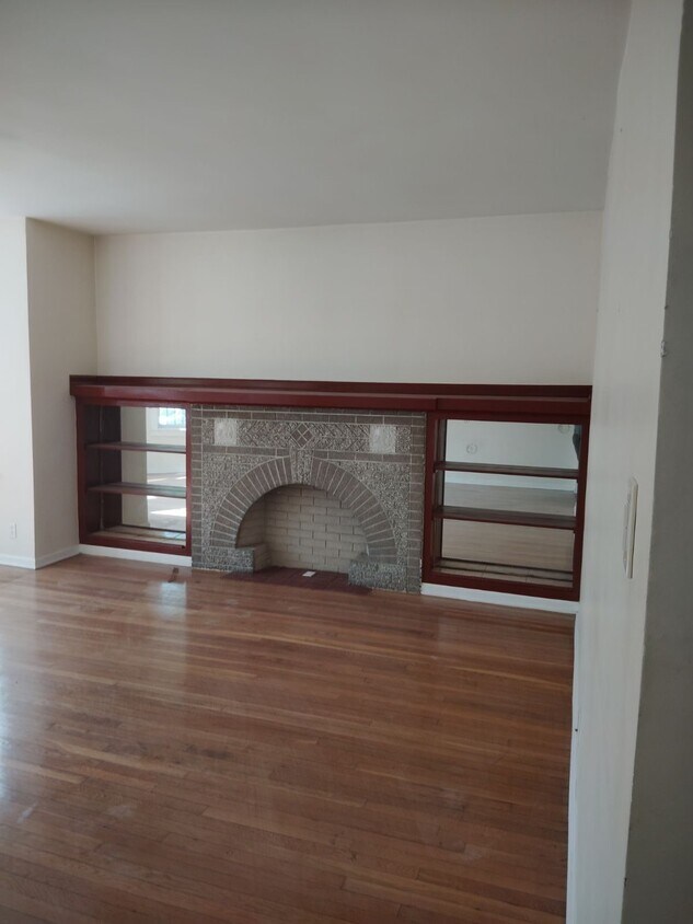 Primary Photo - 7318 S Dorchester Ave