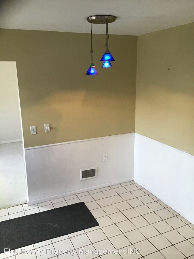 Building Photo - 2 br, 1 bath House - 3910 Clareridge  upper