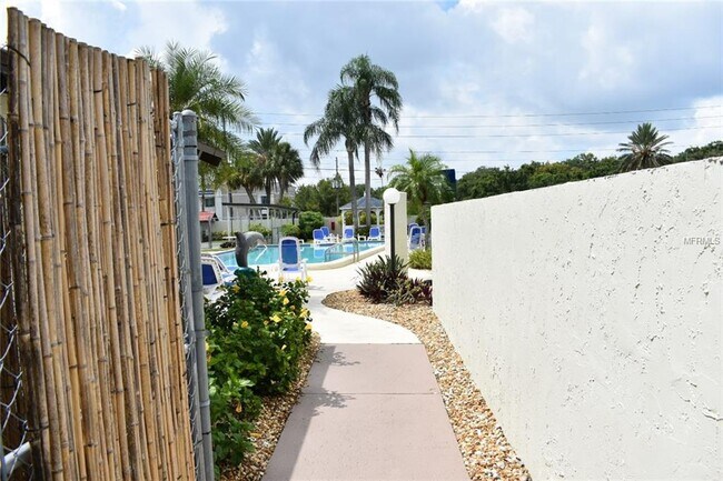 Pool &amp; BBQ - 1100 E Bay Dr