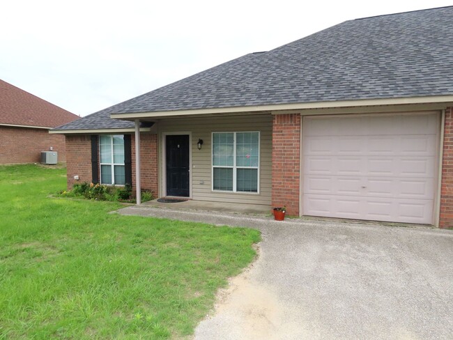 Building Photo - Beautiful 3 Bedroom, 2 Bath Duplex in Lind...