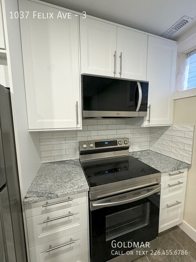 Photo du bâtiment - Newly updated lower unit in convenient loc...