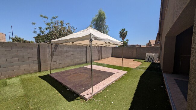 Foto del edificio - CLEAN~4 BEDROOM~FRESH PAINT~NEW FLOORING