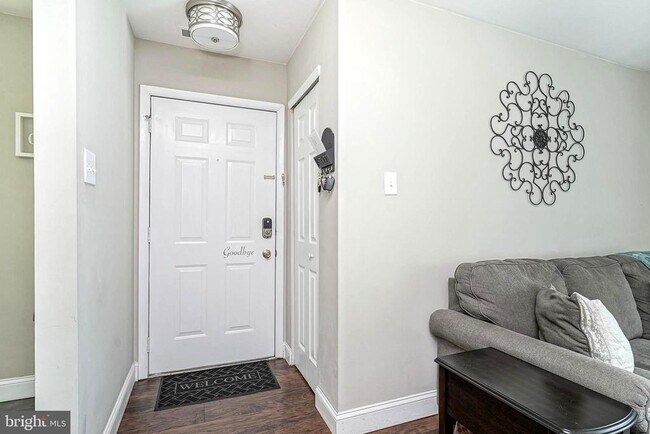 Building Photo - 325 Surrey Ct