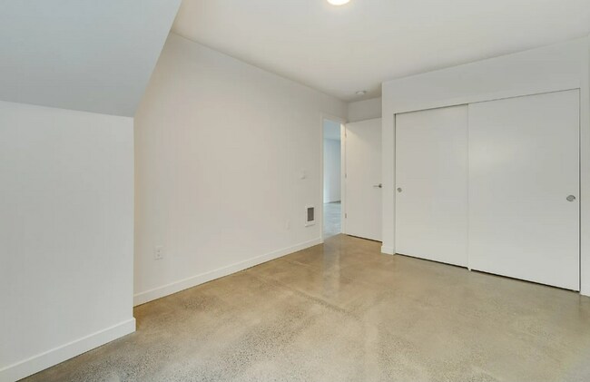 Building Photo - CRB2195