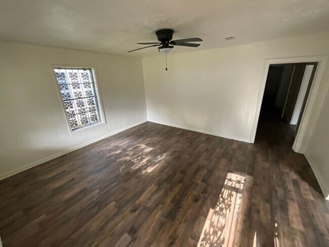 Foto del edificio - 2835 Comfort St