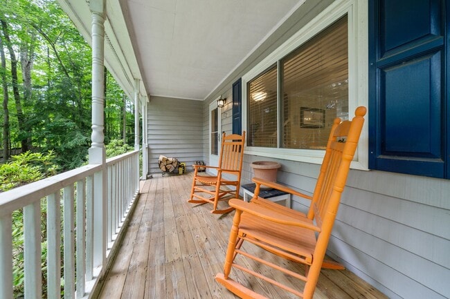 Building Photo - 3 Bedroom, 2 Bath in Hillsborough with Fenced yard!