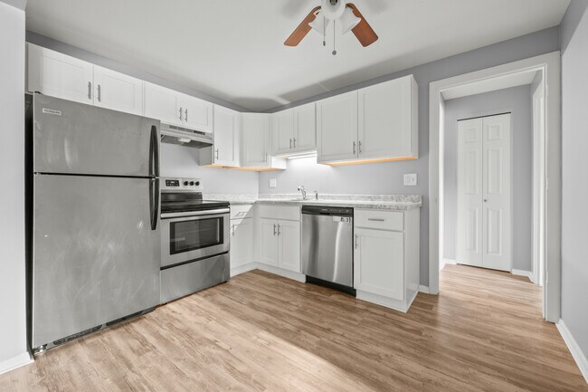 Cocina remodelada de Pembrooke - Pembrooke Court Apartments