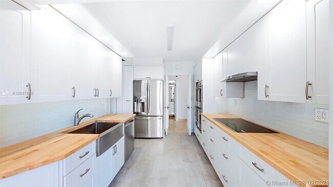 Building Photo - 5500 Collins Ave