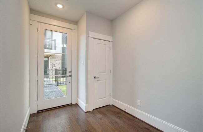Building Photo - 1262 N Post Oak Rd