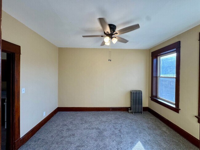 Foto del edificio - Updated 2BR Downtown Moline Apartment – Move In Now