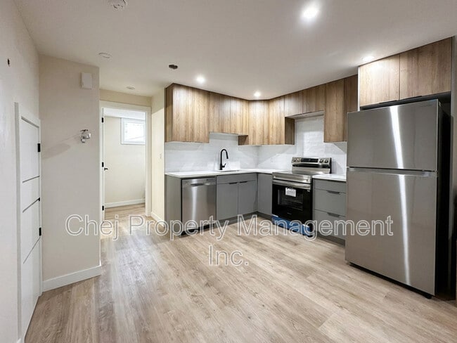 Photo du bâtiment - 14807-14899 99 Ave NW