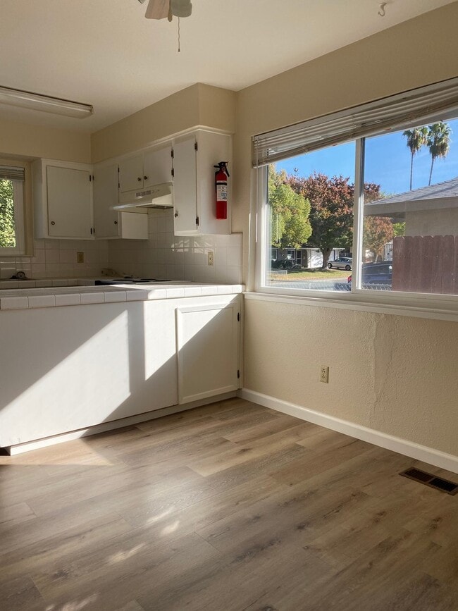 Foto del edificio - Super clean! 2 Bdrm, 1 Bath duplex off Oak Avenue