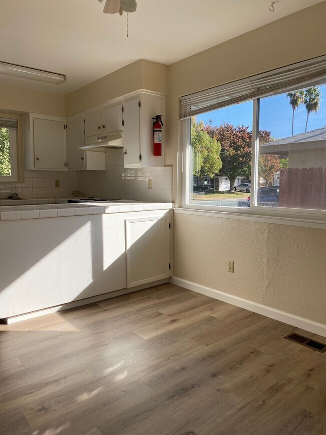 Foto del edificio - Super clean! 2 Bdrm, 1 Bath duplex off Oak...