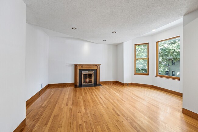 Foto del edificio - Charming Vintage Second Floor Duplex with In-Unit Laundry in Heart of Oak Park