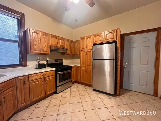 Photo - 3110 N Kenmore Ave Apartment