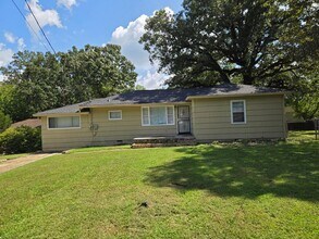 Building Photo - 1728 Dogwood Dr