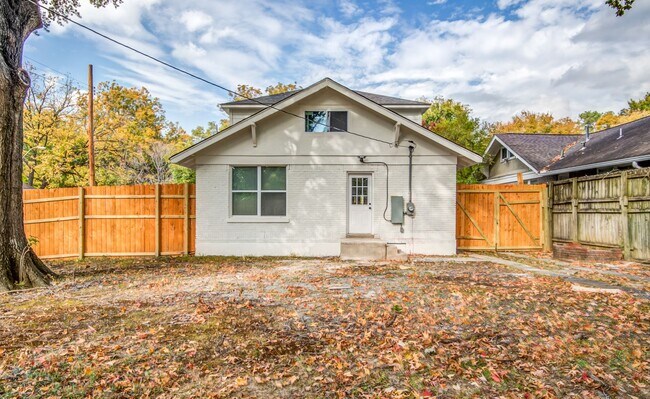 Building Photo - 1825 Young Ave