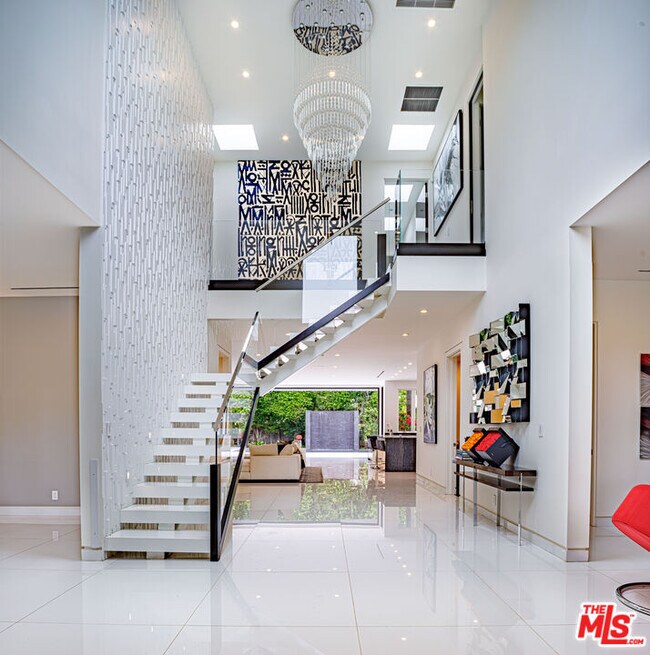 Foto del edificio - 511 N Rexford Dr
