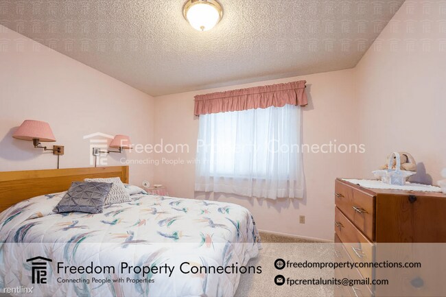 Foto del edificio - 3 br, 1 bath Triplex - 1128 Via Pavion A -