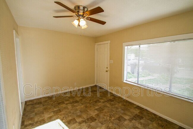 Building Photo - 819 Larry St