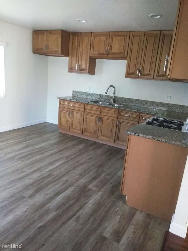 Building Photo - 2 br, 1 bath Apartment - Top Team Realty