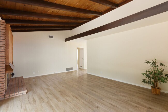 Building Photo - Charming Mid-Century 3-Bedroom Home in Win...