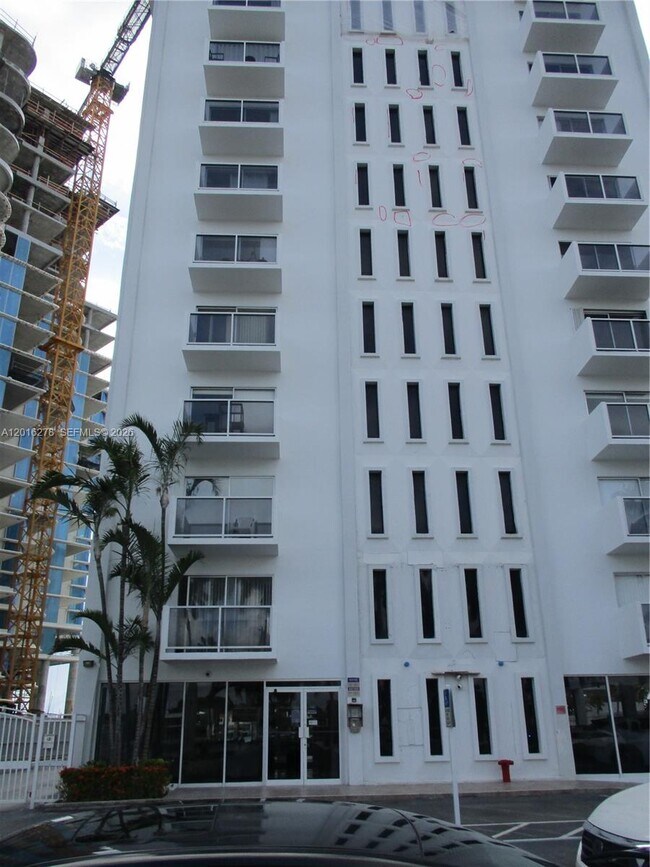 Building Photo - 5313 Collins Ave