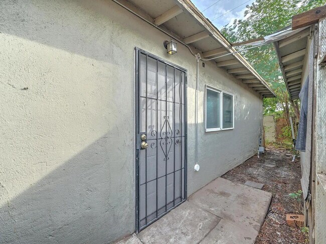 Building Photo - 2135 W Hadley St