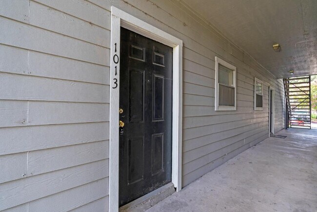 Foto del edificio - 12166 Metric Blvd