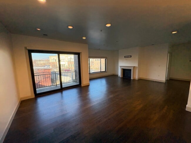 Building Photo - 2240 E Laney Ave