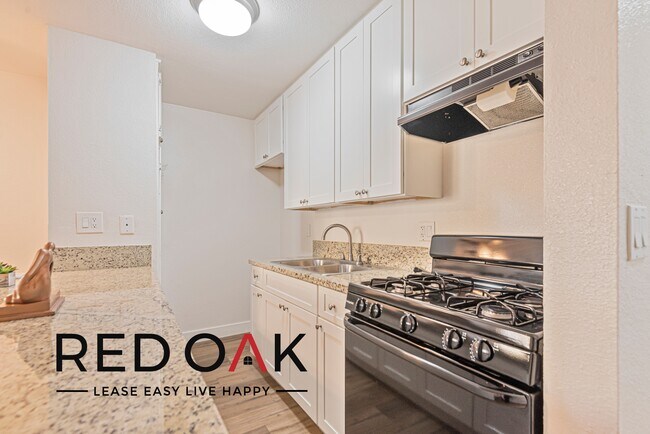 Foto del edificio - Lovely, Sun-Drenched Studio Featuring Hard...