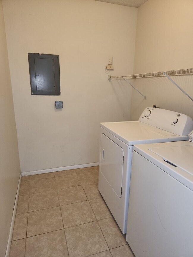 Foto del edificio - 627 Crows Nest Ct