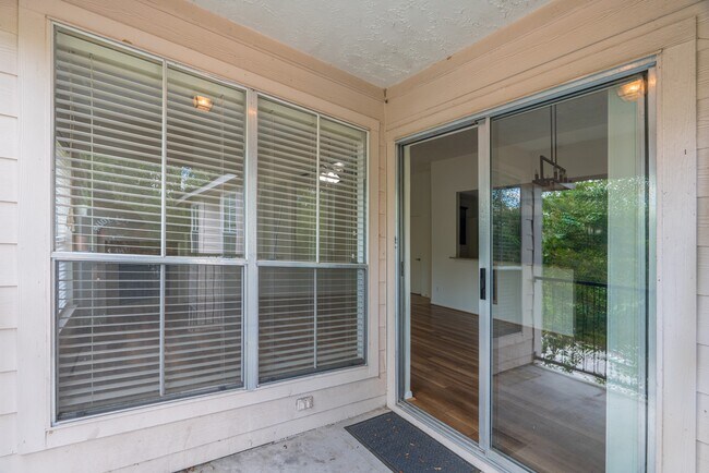 Foto del edificio - 8051 Bay Branch Dr