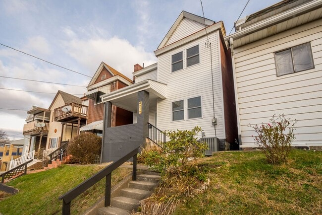 Foto del edificio - READY FOR MOVE IN! STUNNING 4-bedroom in Greenfield!