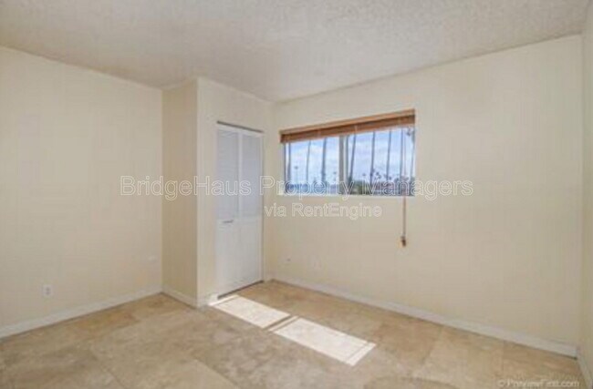 Foto del edificio - 5155 W Point Loma Blvd