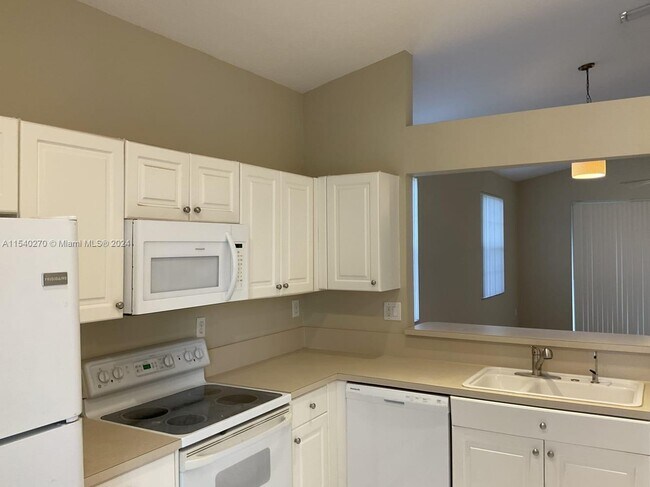 Foto del edificio - 2440 E Aragon Blvd
