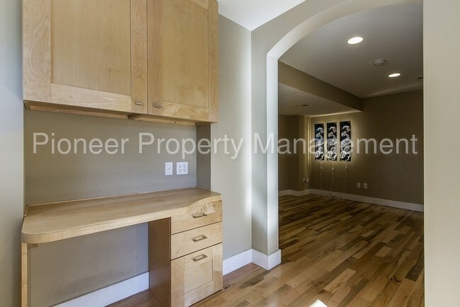 Building Photo - 1114 6th St