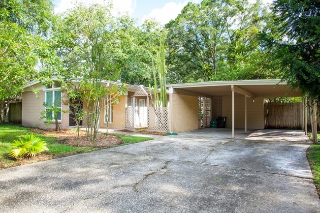 Building Photo - 515 Broxburn Ave