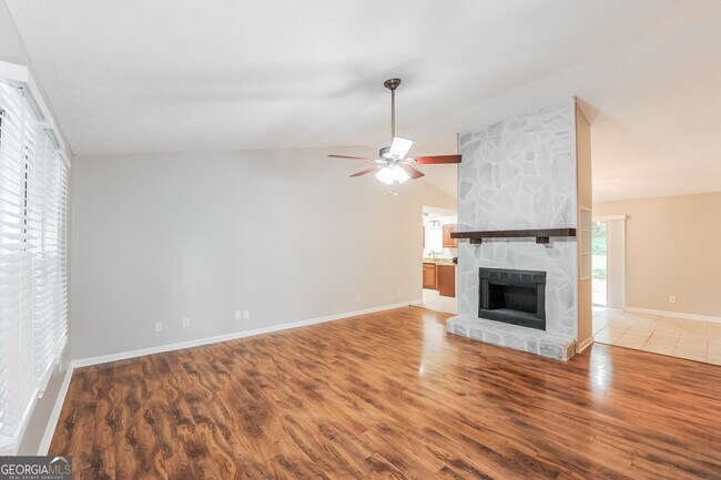 Foto del edificio - 129 Riverchase Dr