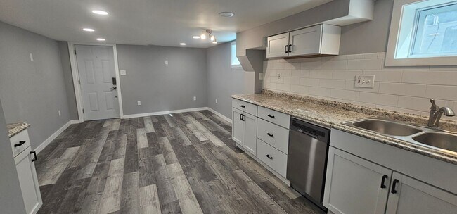 Foto del edificio - 1 Bed 1 Bath Multiplex home