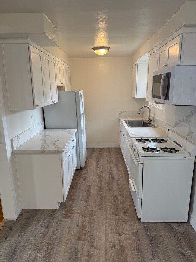 Building Photo - Remodeled 1BR Apartment Steps from Windans...