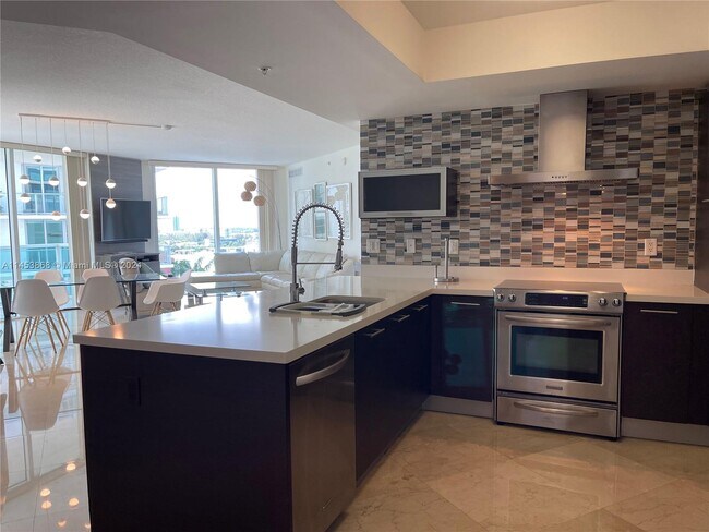 Foto del edificio - 250 Sunny Isles Blvd