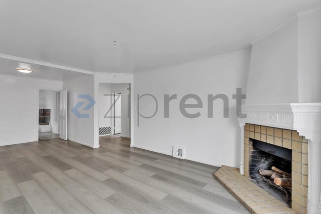 Building Photo - Unit